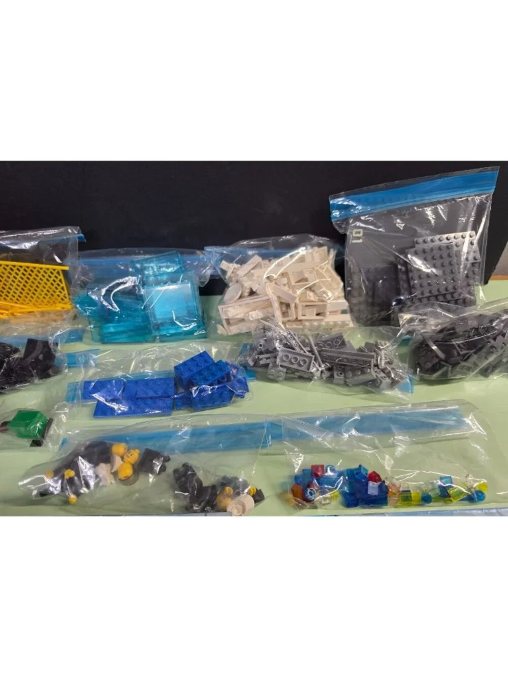 LEGO City 7208 Fire Station 2010 100% Complete 662 Pieces Minifigures Manuals